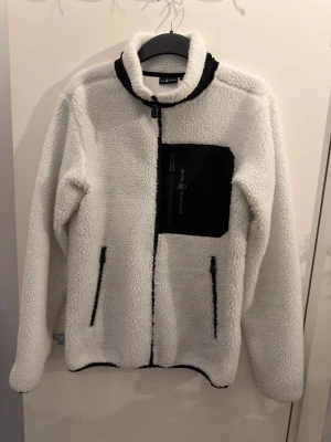 Sail racing jacka  - Säljer helt oanvänd sail racing jacka i storlek M.