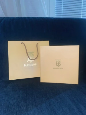 BURBERRY BÄLTE - SIZE: EU 110 = 125CM,                  Helt ny, aldrig använt,                  man kan ändra sida på bältet om man vill,                                           Beige till svart,                                Hög Kvalite,                                      fick den som present från min morbror som säljer märkes kläder.  Kvittot finns,                                 priset går o förhandla.                          Levererar samma dag.