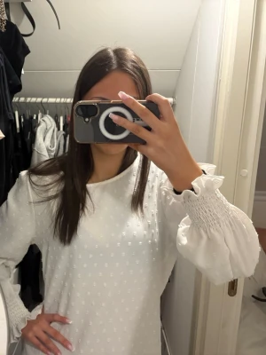Vit super fin blus - Säljer den pga den inte kommer till användning , den hade varit super fin till kostymbyxor, jeans eller en kjol💞den har tyvärr ingen lapp kvar så vet inte var den är ifrån💞helt oanvänd 