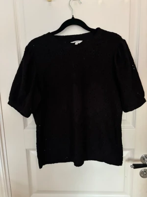 Svart blus från Object med spetsdetaljer - Säljer en svart blus från Object i storlek M. Blusen har inga tecken på användning. Skriv för fler frågor eller bilder🤍