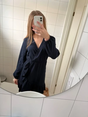 Marinblå klänning - Marinblå klänning från JDY i stl 34/S. Passar mig perfekt som 170cm.  Aldrig använd, helt ny!! Bara att skriva för frågor