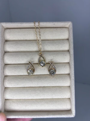 Halsband + örhängen  - Snyggt matchande set med halsband och örhängen🤍 