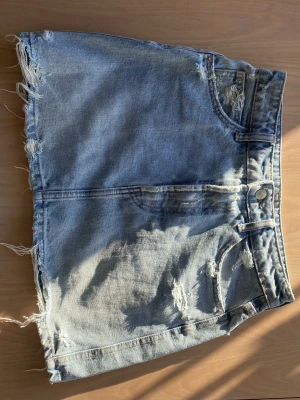 Denimkjol Zara m slitningar  - Supersnygg kjol, nästan aldrig använd, inga defekter. Säljer pga att den tyvärr är för liten. 