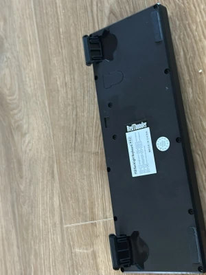 RedThunder K62 Trådlöst Bakgrundsbelyst Tangentbord - Kompakt RedThunder K62 tangentbord med bakgrundsbelysning. Svarta och vita tangenter, justerbara fötter och stabil konstruktion. Några tangenter har bytts ut till vita, annars i gott skick utan synliga skador. Perfekt för gaming eller kontorsbruk.