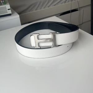 Vitt bälte - Hej! Säljer ett jätte snyggt bälte för endast 259kr. Aldrig använt. Skriv till mig vid minsta fundering 