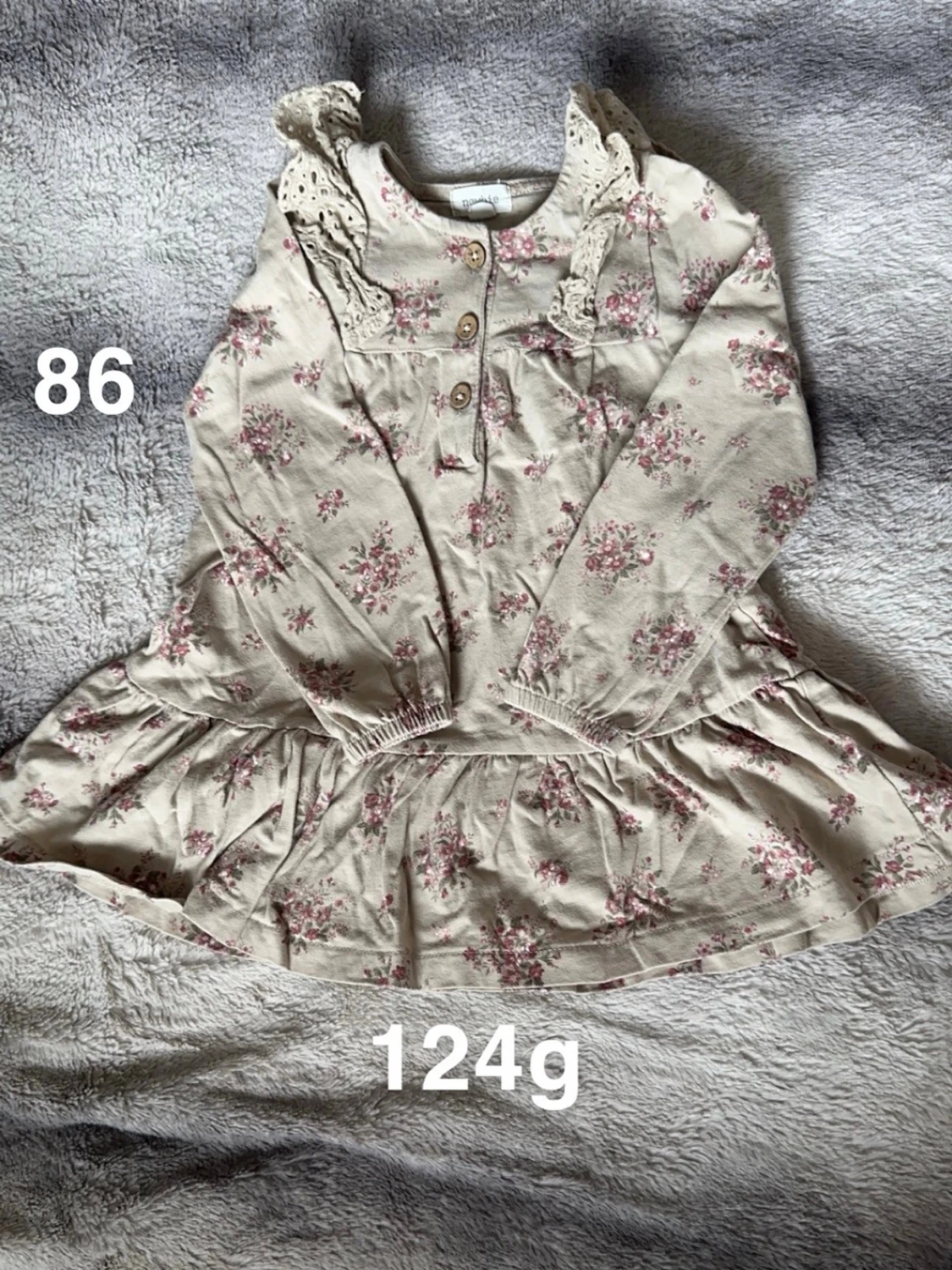 Blommig beige klänning med spets