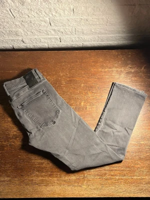 Replay Grover - Säljer ett par gråa Replay Grover! Storlek: L32 W32