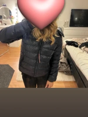 Vinter Jacka Tommy Hilfiger - Säljer min jätte snygga du jacka ifrån Tommy Hilfigher❣️❣️ i storlek S