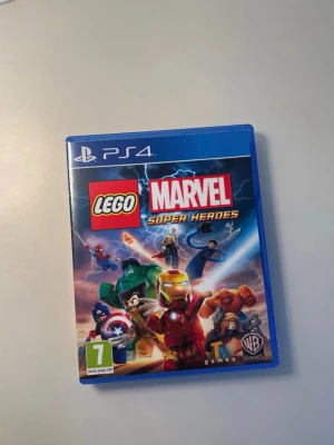 LEGO Marvel Super Heroes PS4 - LEGO Marvel Super Heroes till PS4 i mycket fint skick. Komplett med fodral och skiva, inga synliga repor eller skador. Spela som dina favorit-Marvelhjältar i ett actionfyllt LEGO-äventyr. Perfekt för både barn och vuxna.