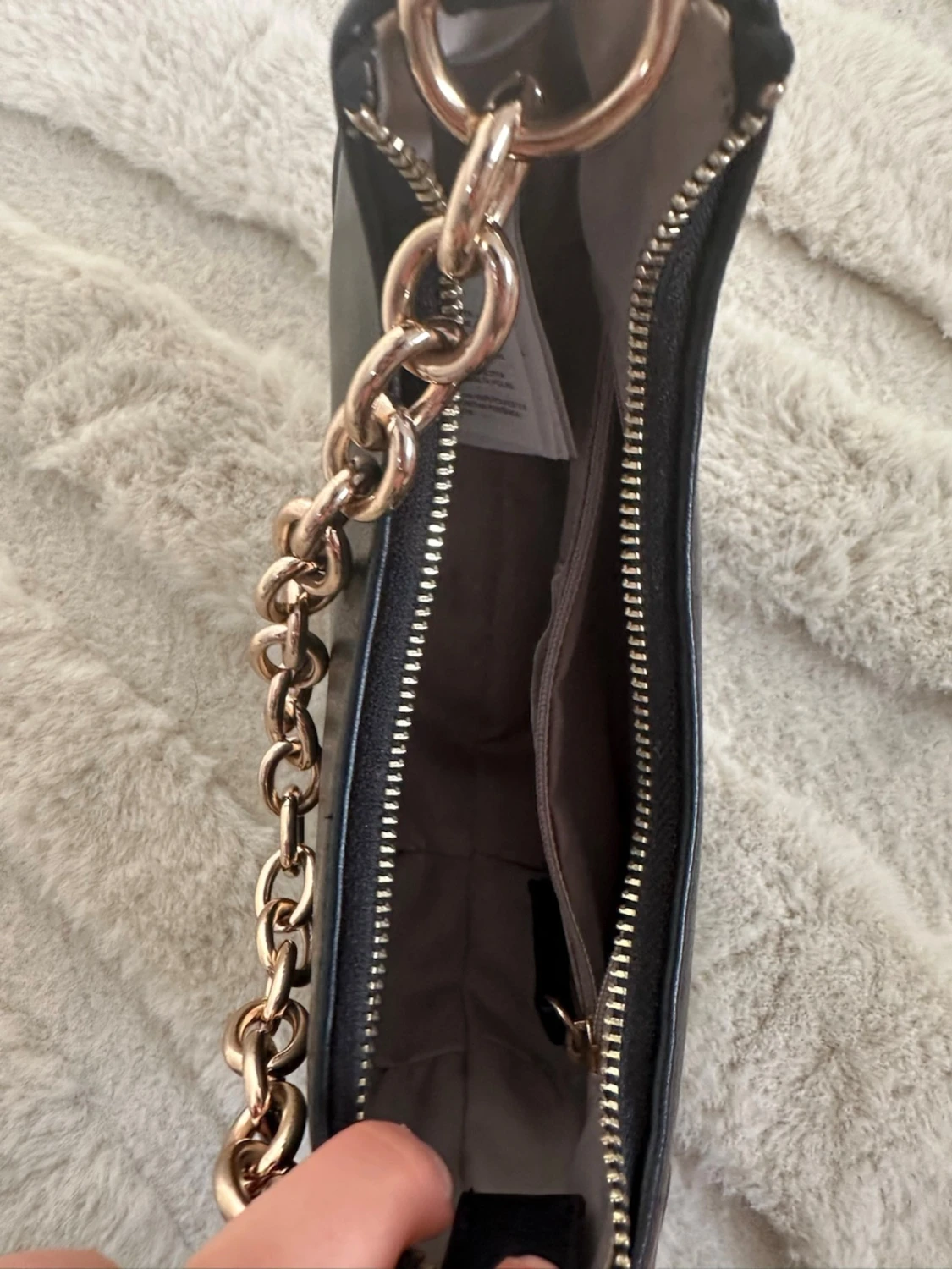 Svart axelväska med guldkedja - 4