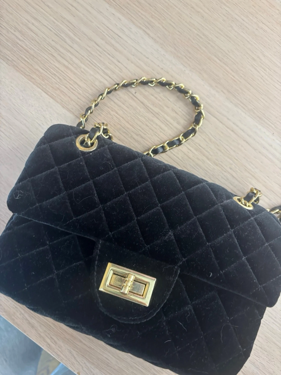 Svart  axelväska i sammet