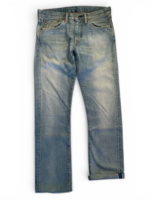 Levis 511 Selvedge - Säljer nu dessa fina Levis selvedge jeans. Riktigt snygga och perfekta för dig som inte vill skryta men endå ha det bästa! Stl är 32/34 men avklippta till ungefär L32 (se mått.) Midja: 41cm Ytterben: 101cm Innerben: 75cm Benöppning: 20cm. Hör av dig ifall du undrar något, jag svarar gärna på frågor!