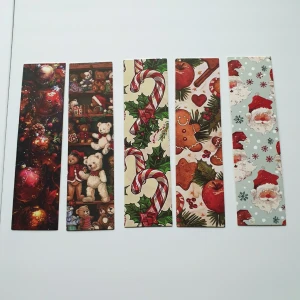 Juliga bokmärken (5-pack) - Fem färgglada bokmärken med julmotiv som nallar, polkagrisar, pepparkakor, julgranskulor och tomtar. Perfekt för att göra läsningen extra mysig under vintern och julen! Passar både ungdomar och unga vuxna som vill sätta lite festlig stämning i sina böcker.