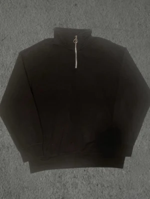 Svart Halvzip - Svart halvzip från Bershka  Använd men fin En liten fläck på innersidan av kragen som syns på bild. kan gå bort i tvätt, ej testat! Storlek S. Hör av dig vid funderingar✅