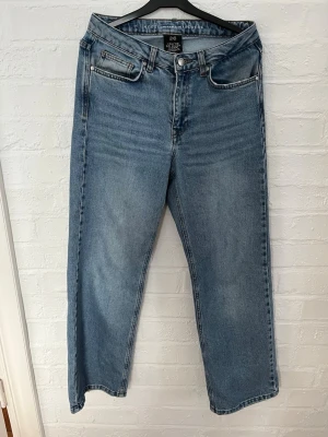 Blå raka jeans från My Essential Wardrobe - Snygga blå jeans från My Essential Wardrobe med klassisk femficksmodell och raka ben. Jeansen har normalhög midja och är gjorda i slitstarkt denim med ljus tvätt. Perfekta till sneakers eller boots för en chill look.