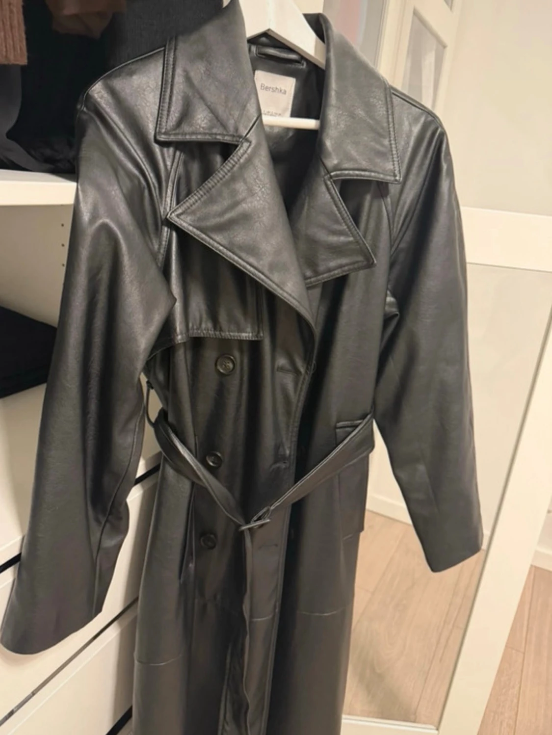 Svart trenchcoat i skinn från Bershka - 4