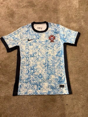 Portugal landslagtröja - Säljer en portugaltröja som är knappt använd. Skicka pm vid funderingar.😁🙌🏻🇵🇹