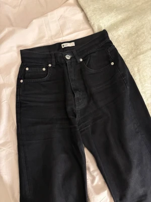 Svarta jeans  - Svarta raka jeans med slit. Från Gina tricot i storlek 34😇