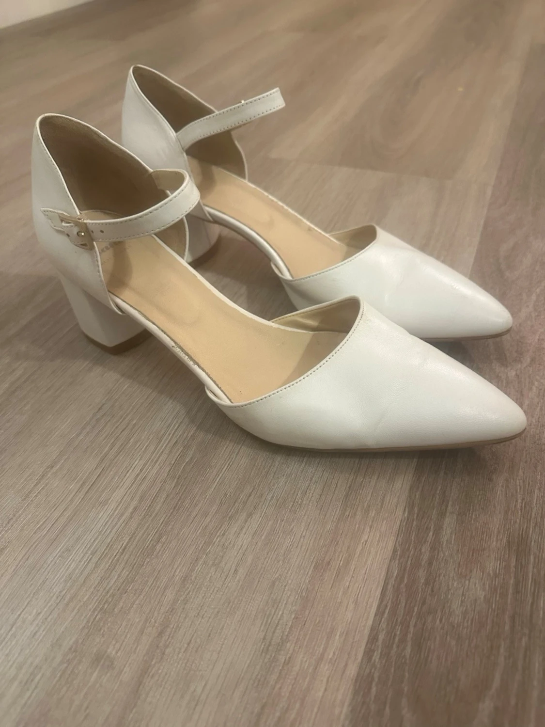 Vita pumps med blockklack från Bata - 1