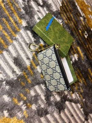 Dam Plånbok - Säljer en fin o stilig damplånbok, sista i lager. Den är helt ny och oanvänd. Vid fler bilder eller funderingar så är det bara att kontakta. 