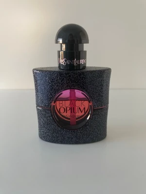 YSL Black Opium 30ml EdP - Black Opium från YSL i en snygg, glittrig flaska. Eau de Parfum, 30 ml. Det är inte den vanliga black opium utan neon.