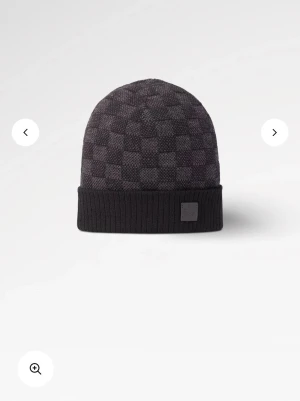 Louis Vuitton mössa - Äkta Lv mössa har haft den ny 2 år ungefär jätte bra skick och har kvitto och box  