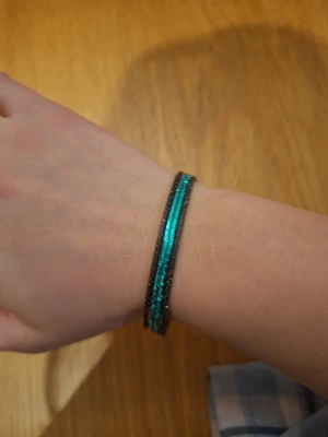 4-pack bangelarmband - Trendigt bangelarmbands-set med 4 armband – 2 svarta och 2 turkosa. Perfekt att bära tillsammans för stacked look eller mixa och matcha beroende på outfit 💫 Ger en cool vibe som passar både Y2K, boho och casual outfits. Lätta att styla med jeans, linne, klänning eller oversized hoodie. Fint skick. Säljes som set 💙🖤.