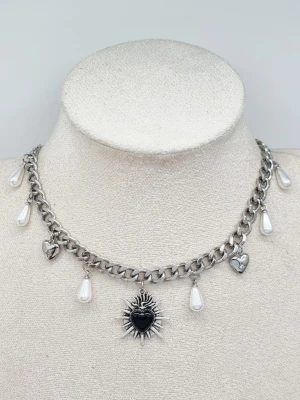 Stilfullt halsband med hjärta  - Material-rostfritt stål.  Kedjetjocklek-7mm 