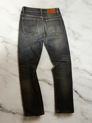 Blå jeans från Tiger of Sweden -  Ett par riktigt schyssta tiger of Sweden jeans med en riktigt snygg tvätt och schyssta detaljer. Och storlek 28 / 32, hör av dig vid funderingar och jag fraktar, alltid en till två dagar efter beställningen! Pris kan diskuteras vid snabb affär.😊