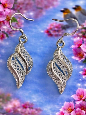 Eleganta silver pläteradekrock  örhängen i  ljust silver nyckel fria stämpel på krock  - Glansiga örhängen med  silverplätering #smycken krockörhängen. Mätt: HÖJD.  4CM med krock. Lätta att bära.*leveras med presentpåse. Skickas lättased kuvert med emballage. 