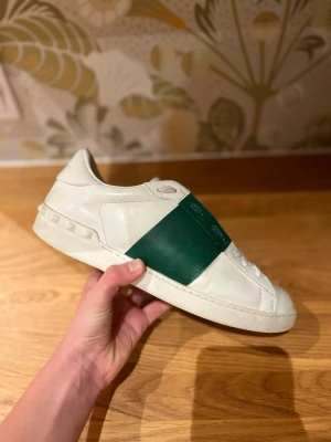 Valentino Open - Vitgröna Valentino Open som använts en del av mig. Köpte de nya i butik men med tiden har de fått vissa skador som man ser på toeboxen osv. Hör gärna av er vid frågor👍