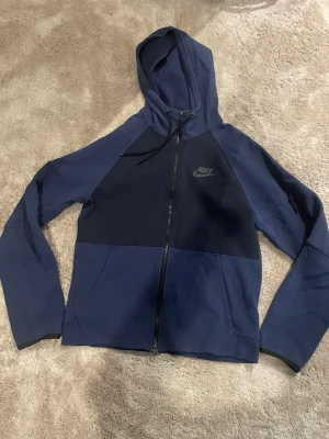 Mörkblå nike hoodie - Mörkblå nike hoodie passar s-m