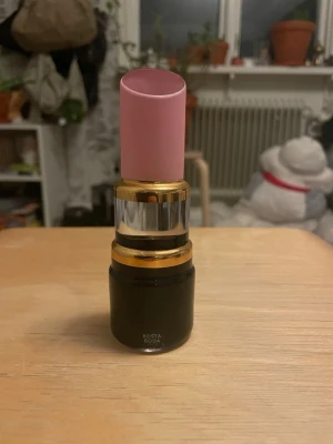 Kosta Boda läppstift i glas  - Ett läppstift i glass som prydnad. Inga repor inga skador. 
