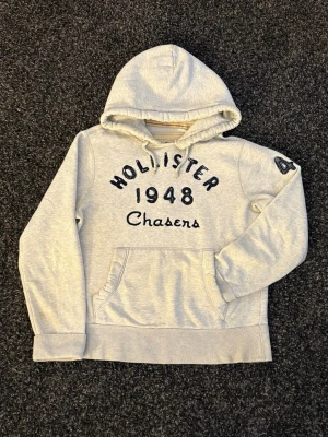 Hollister hoodie-sällsynt  - Säljer nu denna sjukt eftertraktade Hollister hoodie. Mycket fin hoodie i skick 7/10. Väldigt populär modell och perfekt för säsongen. Obs några få fläckar!  • Perfekt till kyligare dagar • Skön passform, lätt att styla • Vintage / Y2K-inspirerad – sällsynt och eftertraktad • Passar både vardag och layering  📏 Storlek: L 📦 Skickas omgående 💬 Pris kan diskuteras vid snabb och smidig affär