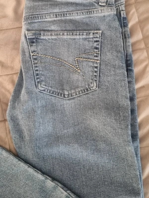 Low waist bootcut jeans Junkyard  - Jeans från Junkyard, låg midja, bootcut. Bra skick, lite slitet längst nere i sömmen vid hälen.