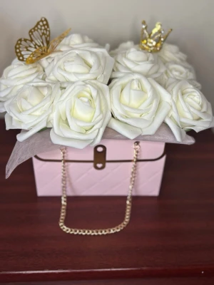 Evighetsrosor presentväska.  - Jag säljer handgjorda  Evighetsrosor i en rosa presentväska. Vacker present eller som inredning 