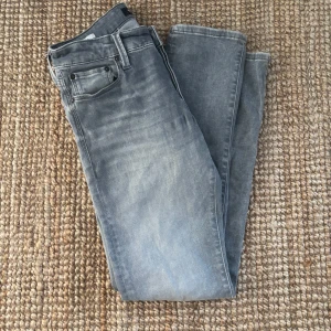 Jack & jones jeans - Gråa jack & jeans i modellen slim fit. Nyskick för ett bra pris. Storlek W30 L32. Hör av dig vid frågor eller funderingar!