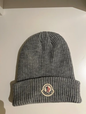 Moncler mössa - En grå Moncler mössa, perfekt nu under vintern. 