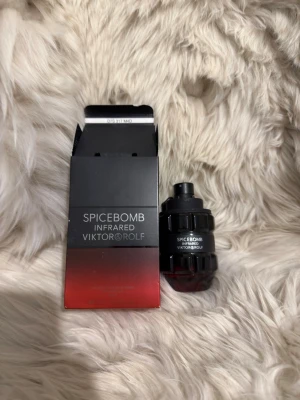 Spicebomb Infrared herrparfym - Spicebomb Infrared från Viktor & Rolf är en parfym med en unik och modern design. Perfekt för dig som vill sticka ut och ge din stil extra edge. Levereras med original förpackning. Full bara testad en gång