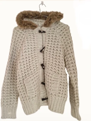 Gullig stickad kofta med huva och päls - En söt, beige stickad kofta med mysig huva som har pälsdetalj. Koftan har grovt stickat mönster, stora fickor framtill och snygga träknappar. Varm och mysig! (Brukar även använda den som en jacka mildare höstdagar) 💗