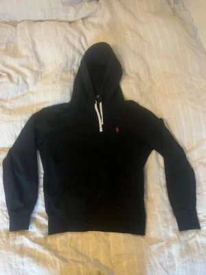 Polo ralph lauren hoodie - Detta är en polo ralph lauren hoodie som är i storlek s/170 passar också för storlekar upp till 180 