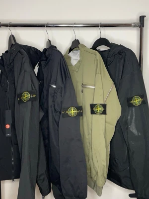 Vindjackor/stiljackor - Fina vindjackor med märke helt nya utan användning. Din bara storlel L och en svart vindjacka some XL. Ifall man undrar över nått eller vill ha fler bilder skriv i dm, man kan köpa en eller fler beroende på pris👍