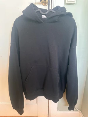 Gina hoddie  - Svart hoodie från Gina. Hoddien är väl använd men utan defekter!💗 nypris: 360kr