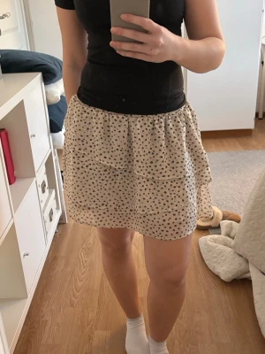 Prickig kjol - Beige/svart prickig volangkjol från HM barn. Den har inga defekter och är i storleken 134/140 men passar XS-S enligt mig.💕