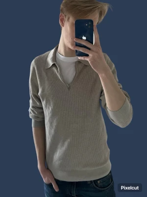 Beige stickad half zip-tröja Riley - Säljer en snygg beige stickad tröja från Riley i storlek M! Mått : Längd 65 cm ✅ Bredd 50 cm ✅ I mycket bra skick och perfekt för en stilren tröja till skolan. Bara att skriva om du har några frågor eller funderingar. 😇Jag fraktar inom 1-2 dagar 