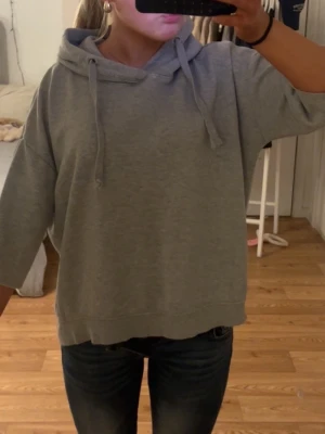 trekvarts ärmad hoodie - säljer denna som inte kommit till användning 