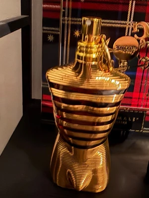 Gyllene parfymflaska, limited edition - Unik parfym i ikonisk, gyllene flaska formad som en manlig torso. Perfekt för dig som vill sticka ut med en exklusiv design på hyllan. Snygg detalj för samlare och trendmedvetna.flaskan är 125 ml och den är helt ny aldrig använd.nypris 1699kr.