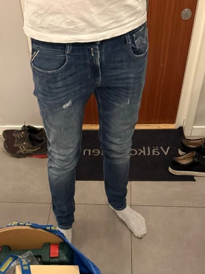 Replay Anbass jeans - Säljer mina Replay Anbass jeans som är i ett jättefint skick! Jag har använt dem fåtal gånger därav säljer jag dem. Storlek 30/32 och de passar mig som är 187. Det är bara att skriva om du har några frågor! 