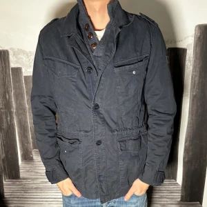 Svart parkajacka från Aigle, stl L - Svart parkajacka från Aigle i storlek Large. Jag är 187cm och 75kg