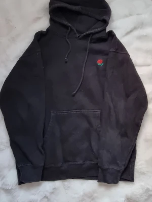 Svart hoodie The Hundreds - Svart hoodie från The hundreds mjukt och skönt material, passar alla outfits. En perfekt fit